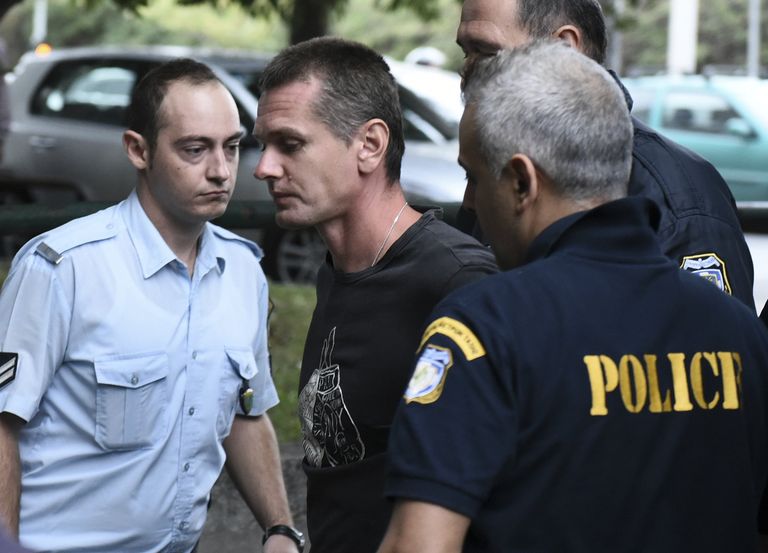 Гражданин России Александр Винник в окружении офицеров полиции в аэропорту в Салониках. 29 сентября 2017 Гражданин России Александр Винник в окружении офицеров полиции в аэропорту в Салониках. 29 сентября 2017