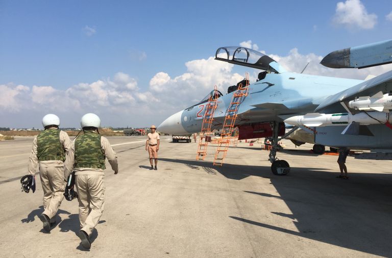 Российские летчики готовятся к посадке в истребитель Су-30 перед вылетом с аэродрома Хмеймим в Сирии Российские летчики готовятся к посадке в истребитель Су-30 перед вылетом с аэродрома Хмеймим в Сирии