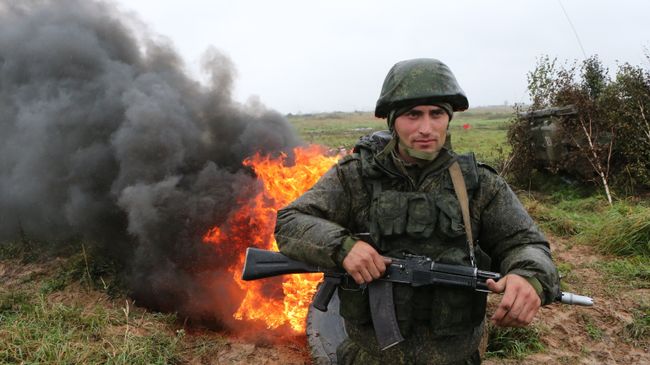 Военнослужащий во время тактических учений мотострелковых подразделений Балтийского флота в рамах стратегических учений Запад-2017 на полигоне Правдинский в Калининградской области. Архивное фото Военнослужащий во время тактических учений мотострелковых подразделений Балтийского флота в рамах стратегических учений Запад-2017 на полигоне Правдинский в Калининградской области. Архивное фото