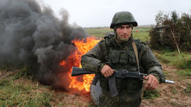 Военнослужащий во время тактических учений мотострелковых подразделений Балтийского флота в рамах стратегических учений Запад-2017 на полигоне Правдинский в Калининградской области. Архивное фото Военнослужащий во время тактических учений мотострелковых подразделений Балтийского флота в рамах стратегических учений Запад-2017 на полигоне Правдинский в Калининградской области. Архивное фото