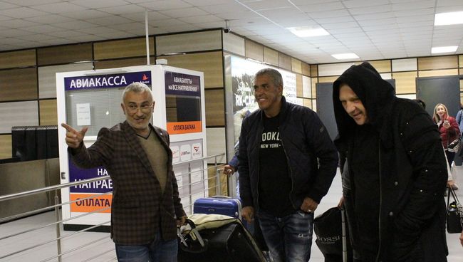 Симферопольские таксисты встретили приехавшего в Крым звезду фильма Такси Сами Насери Симферопольские таксисты встретили приехавшего в Крым звезду фильма Такси Сами Насери