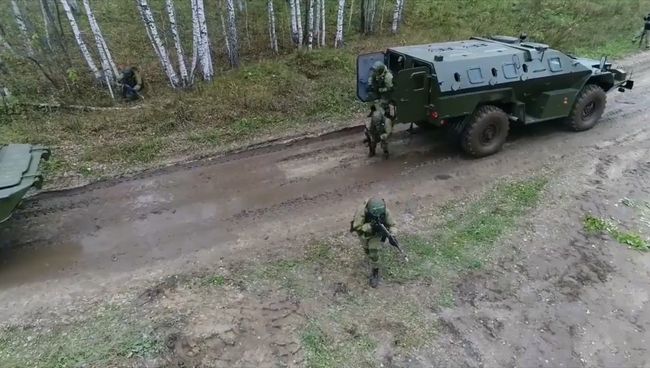Поиск диверсантов и разминирование дороги: учения ракетных войск под Новосибирском Поиск диверсантов и разминирование дороги: учения ракетных войск под Новосибирском