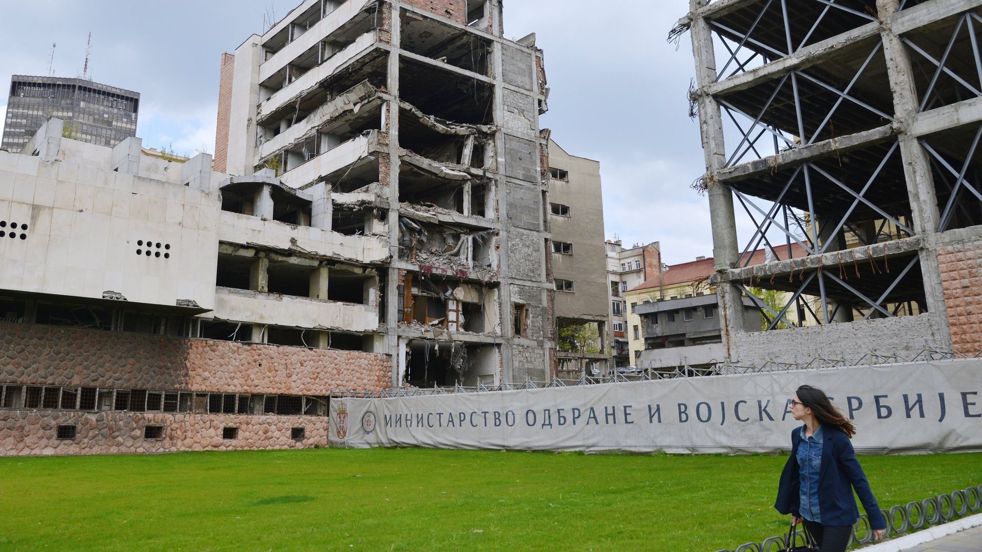 Бывшее здание Министерства обороны, разрушенное после бомбардировки НАТО 1999 года в Белграде Бывшее здание Министерства обороны, разрушенное после бомбардировки НАТО 1999 года в Белграде - РИА Новости, 1920, 15.05.2023