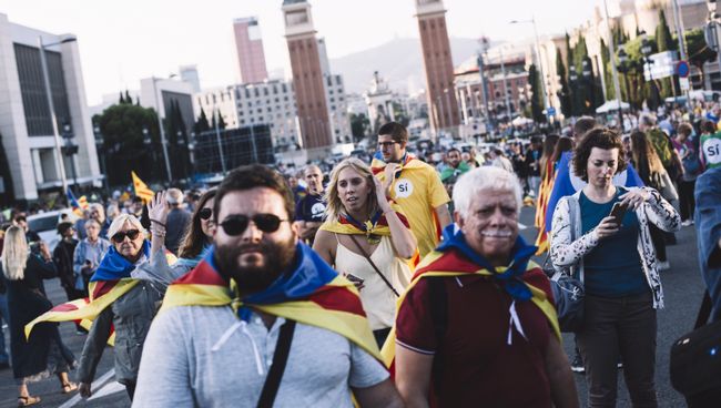 Участники митинга в Барселоне в поддержку референдума о независимости Каталонии. 29 сентября 2017 Участники митинга в Барселоне в поддержку референдума о независимости Каталонии. 29 сентября 2017