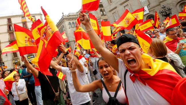 Люди во время демонстрации, выступающие против референдума о независимости Каталонии, Барселона. 30 сентября 2017 Люди во время демонстрации, выступающие против референдума о независимости Каталонии, Барселона. 30 сентября 2017