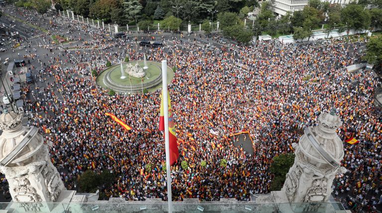 Люди перед зданием мэрии во время демонстрации, выступающие против референдума о независимости Каталонии, Мадрид. 30 сентября 2017