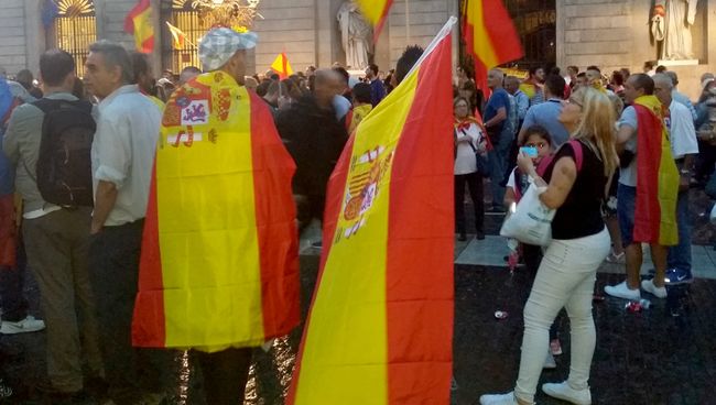Люди во время демонстрации, выступающие против референдума о независимости Каталонии, Барселона. 30 сентября 2017 Люди во время демонстрации, выступающие против референдума о независимости Каталонии, Барселона. 30 сентября 2017
