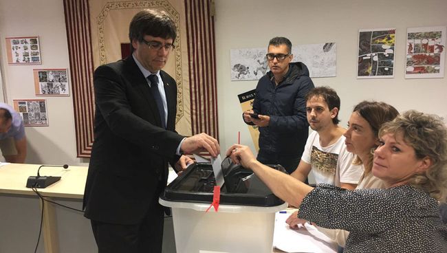 Глава правительства Каталонии Карлес Пучдемон проголосовал на референдуме о независимости Каталонии, Испания. 1 октября 2017 Глава правительства Каталонии Карлес Пучдемон проголосовал на референдуме о независимости Каталонии, Испания. 1 октября 2017