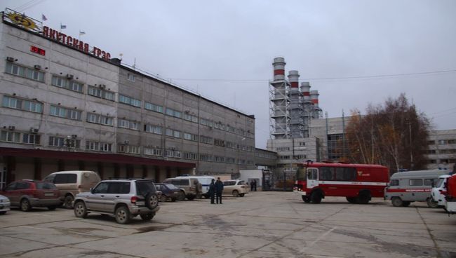 Автомобили специальных служб у здания Якутской ГРЭС. 1 октября 2017