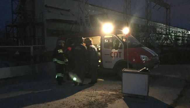 Сотрудники пожарной службы у здания Якутской ГРЭС. 1 октября 2017 Сотрудники пожарной службы у здания Якутской ГРЭС. 1 октября 2017