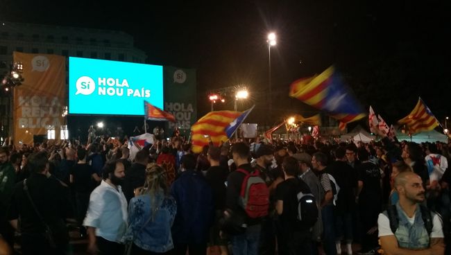Митинг в Барселоне после референдума о независимости Каталонии. 1 октября 2017 Митинг в Барселоне после референдума о независимости Каталонии. 1 октября 2017