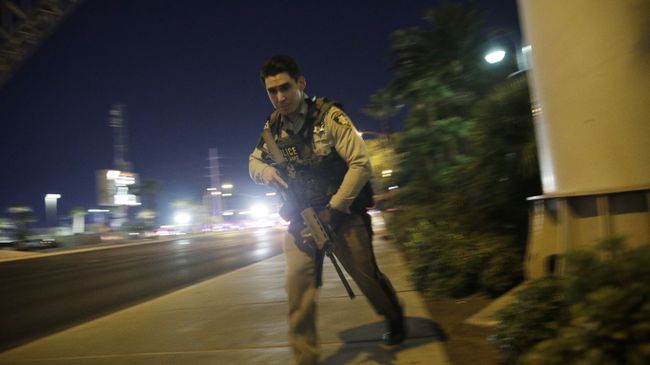 Сотрудник полиции на месте стельбы у казино Mandalay Bay в Лас-Вегасе, США. 2 октября 2017