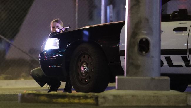 Сотрудница полиции на месте стельбы у казино Mandalay Bay в Лас-Вегасе, США. 2 октября 2017 Сотрудница полиции на месте стельбы у казино Mandalay Bay в Лас-Вегасе, США. 2 октября 2017