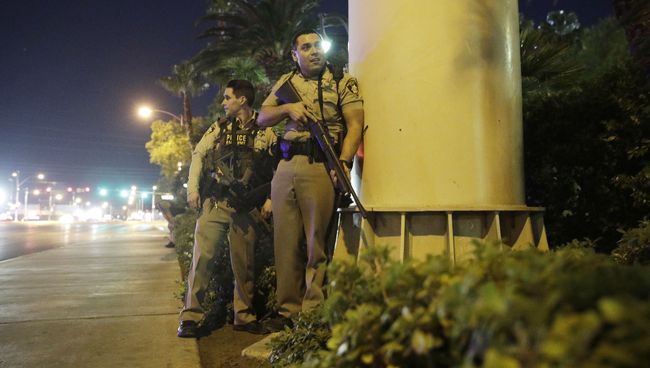 Сотрудники полиции на месте стрельбы у казино Mandalay Bay в Лас-Вегасе, США. 2 октября 2017 Сотрудники полиции на месте стрельбы у казино Mandalay Bay в Лас-Вегасе, США. 2 октября 2017