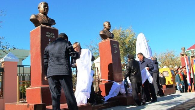 Церемония открытия бюстов народному артисту СССР и России Иосифу Кобзону, Герою труда, чабану Далаю Гунгаеву и Герою России, чабану Бабу-Доржо Михайлову в окружном центре поселке Агинское Забайкальского края Церемония открытия бюстов народному артисту СССР и России Иосифу Кобзону, Герою труда, чабану Далаю Гунгаеву и Герою России, чабану Бабу-Доржо Михайлову в окружном центре поселке Агинское Забайкальского края