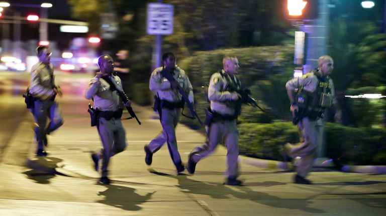 Сотрудники полиции на месте стрельбы у казино Mandalay Bay в Лас-Вегасе, США. 2 октября 2017 Сотрудники полиции на месте стрельбы у казино Mandalay Bay в Лас-Вегасе, США. 2 октября 2017