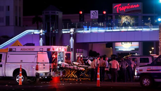 Полиция и медицинские службы на месте стрельбы у казино Mandalay Bay в Лас-Вегасе, США. 2 октября 2017 Полиция и медицинские службы на месте стрельбы у казино Mandalay Bay в Лас-Вегасе, США. 2 октября 2017