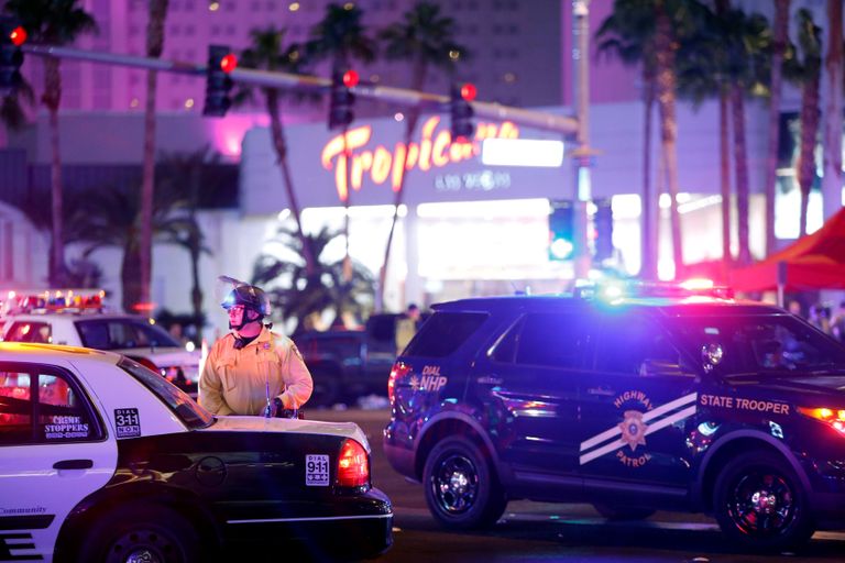 Сотрудники полиции на месте стрельбы у казино Mandalay Bay в Лас-Вегасе, США. 2 октября 2017 Сотрудники полиции на месте стрельбы у казино Mandalay Bay в Лас-Вегасе, США. 2 октября 2017