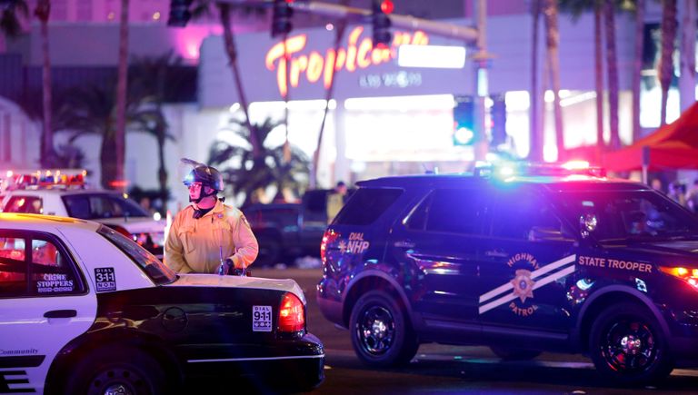 Сотрудники полиции на месте стрельбы у казино Mandalay Bay в Лас-Вегасе, США. 2 октября 2017 Сотрудники полиции на месте стрельбы у казино Mandalay Bay в Лас-Вегасе, США. 2 октября 2017