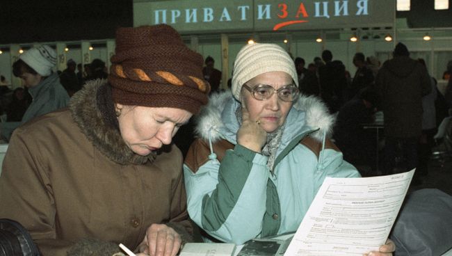 Работницы кондитерской фабрики Большевик покупают акции фабрики. Архивное фото Работницы кондитерской фабрики Большевик покупают акции фабрики. Архивное фото