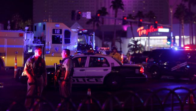 Сотрудники полиции на месте стрельбы у казино Mandalay Bay в Лас-Вегасе, США. 2 октября 2017 Сотрудники полиции на месте стрельбы у казино Mandalay Bay в Лас-Вегасе, США. 2 октября 2017