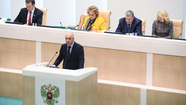 Министр финансов РФ Антон Силуанов выступает на парламентских слушаниях в Совете Федерации РФ. 2 октября 2017 Министр финансов РФ Антон Силуанов выступает на парламентских слушаниях в Совете Федерации РФ. 2 октября 2017