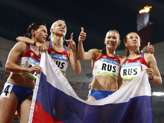 Российские легкоатлетки выиграли золото в эстафете 4 по 100 метров