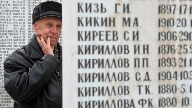 Мужчина в День памяти жертв политических репрессий у мемориала на Арском кладбище в Казани. Архивное фото Мужчина в День памяти жертв политических репрессий у мемориала на Арском кладбище в Казани. Архивное фото