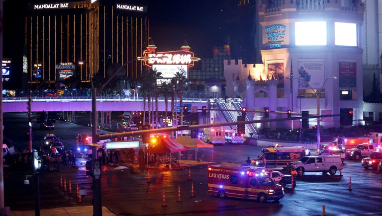 Сотрудники полиции на месте стрельбы у казино Mandalay Bay в Лас-Вегасе, США. 2 октября 2017 Сотрудники полиции на месте стрельбы у казино Mandalay Bay в Лас-Вегасе, США. 2 октября 2017