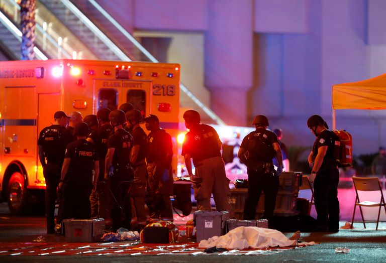 Сотрудники полиции на месте стрельбы у казино Mandalay Bay в Лас-Вегасе, США. 2 октября 2017 Сотрудники полиции на месте стрельбы у казино Mandalay Bay в Лас-Вегасе, США. 2 октября 2017