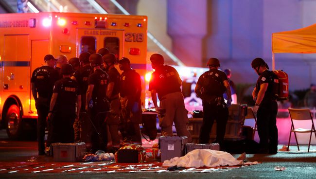 Сотрудники полиции на месте стрельбы у казино Mandalay Bay в Лас-Вегасе, США. 2 октября 2017 Сотрудники полиции на месте стрельбы у казино Mandalay Bay в Лас-Вегасе, США. 2 октября 2017