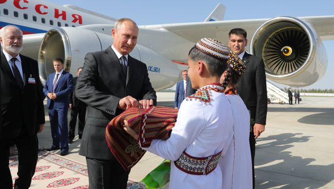 Президент РФ Владимир Путин во время встречи в аэропорту Ашхабада. 2 октября 2017 Президент РФ Владимир Путин во время встречи в аэропорту Ашхабада. 2 октября 2017