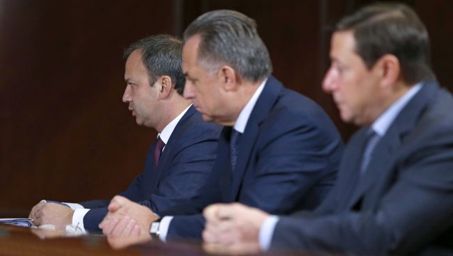 Заместители председателя правительства РФ Аркадий Дворкович, Виталий Мутко и Александр Хлопонин на совещании председателя правительства РФ Дмитрия Медведева с вице-премьерами РФ. 2 октября 2017