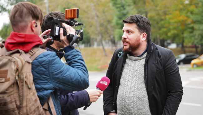 Глава предвыборного штаба Алексея Навального Леонид Волков отвечает на вопросы журналистов у здания Симоновского суда Москвы. 2 октября 2017