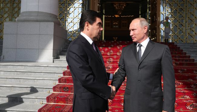 Президент РФ Владимир Путин и президент Туркмении Гурбангулы Бердымухамедов во время встречи в Ашхабаде, Туркменистан. 2 октября 2017 Президент РФ Владимир Путин и президент Туркмении Гурбангулы Бердымухамедов во время встречи в Ашхабаде, Туркменистан. 2 октября 2017