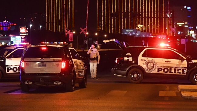 Автомобили полиции на месте стрельбы у казино Mandalay Bay в Лас-Вегасе Автомобили полиции на месте стрельбы у казино Mandalay Bay в Лас-Вегасе