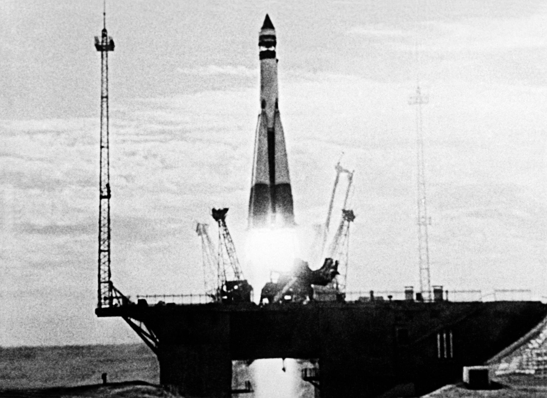 Запуск первого советского искусственного спутника Земли. Кадр из цветного документального фильма 10 лет космической эры - РИА Новости, 1920, 03.10.2022