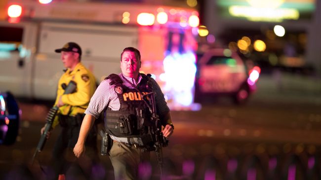 Полиция на месте стрельбы у казино Mandalay Bay в Лас-Вегасе. 2 октября 2017 Полиция на месте стрельбы у казино Mandalay Bay в Лас-Вегасе. 2 октября 2017