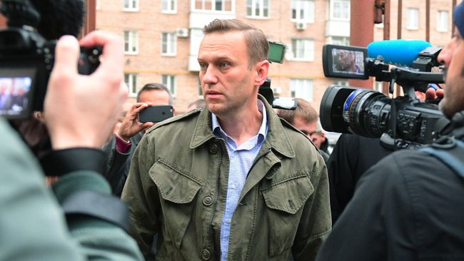 Алексей Навальный у здания Симоновского районного суда Москвы. 2 октября 2017 Алексей Навальный у здания Симоновского районного суда Москвы. 2 октября 2017