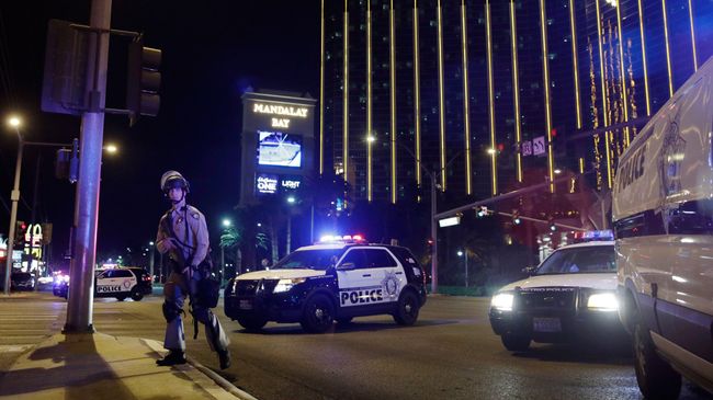 Полиция на месте стрельбы у казино Mandalay Bay в Лас-Вегасе. 2 октября 2017 Полиция на месте стрельбы у казино Mandalay Bay в Лас-Вегасе. 2 октября 2017