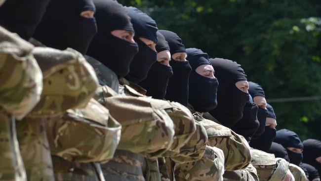 Бойцы батальона “Азов” принимают присягу на верность Украине на Софийской площади в Киеве Бойцы батальона “Азов” принимают присягу на верность Украине на Софийской площади в Киеве