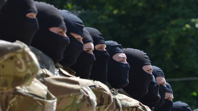 Бойцы батальона “Азов” принимают присягу на верность Украине на Софийской площади в Киеве Бойцы батальона “Азов” принимают присягу на верность Украине на Софийской площади в Киеве