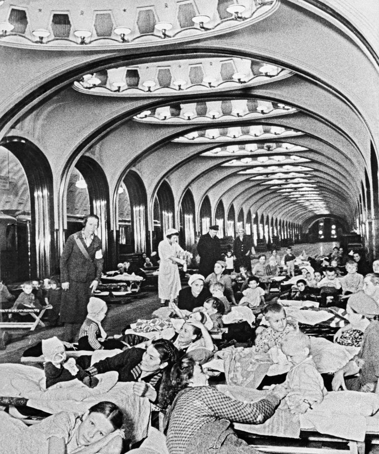 Женщины и дети во время бомбардировки скрываются на станции метро Маяковская