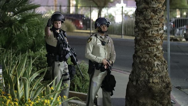 Сотрудники полиции на месте стрельбы у казино Mandalay Bay в Лас-Вегасе, США. 2 октября 2017 Сотрудники полиции на месте стрельбы у казино Mandalay Bay в Лас-Вегасе, США. 2 октября 2017