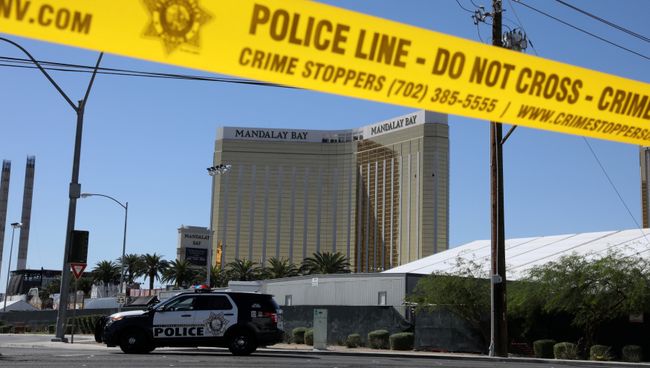 Автомобиль полиции у отеля-казино Mandalay Bay в Лас-Вегасе, где произошла стрельба. 2 октября 2017 Автомобиль полиции у отеля-казино Mandalay Bay в Лас-Вегасе, где произошла стрельба. 2 октября 2017