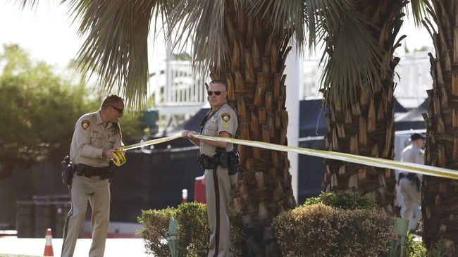 Полицейские у отеля-казино Mandalay Bay в Лас-Вегасе, где произошла стрельба. 2 октября 2017 Полицейские у отеля-казино Mandalay Bay в Лас-Вегасе, где произошла стрельба. 2 октября 2017