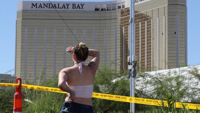 Девушка у отеля-казино Mandalay Bay в Лас-Вегасе Девушка у отеля-казино Mandalay Bay в Лас-Вегасе