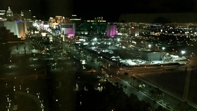 Вид на место трагедии из окна отеля Mandalay Bay в Лас-Вегасе. 3 октября 2017