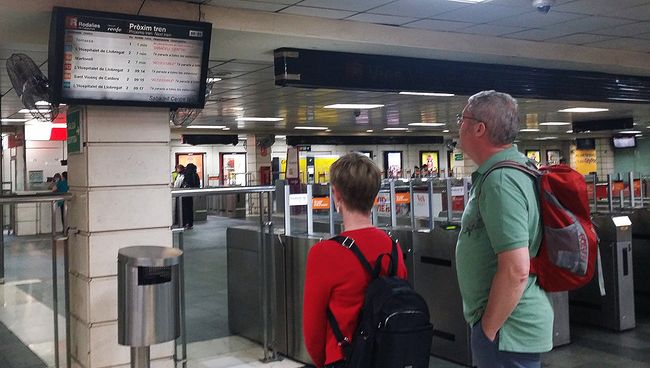 Закрытая станция метрополитена во время всеобщей забастовки в Барселоне, Испания. 3 октября 2017 Закрытая станция метрополитена во время всеобщей забастовки в Барселоне, Испания. 3 октября 2017