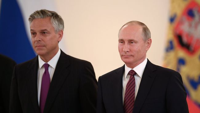 Владимир Путин и чрезвычайный и полномочный посол США Джон Мид Хантсман на церемонии вручения верительных грамот послов иностранных государств в Александровском зале в Кремле. 3 октября 2017 Владимир Путин и чрезвычайный и полномочный посол США Джон Мид Хантсман на церемонии вручения верительных грамот послов иностранных государств в Александровском зале в Кремле. 3 октября 2017